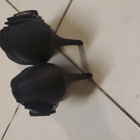 Tory Burch black satin pump with studded embellishments. Size 8 - Picture 9 of 10